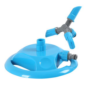  地面旋轉塑料噴頭為植物噴水 